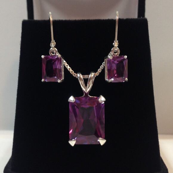 Gorgeous 18ctw Emerald Cut Alexandrite Necklace & Earrings Set - Picture 4 of 5